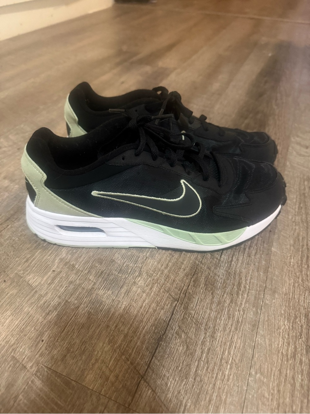 Nike Air Max solo Mens Black Sneakers with Mint Green Accents
